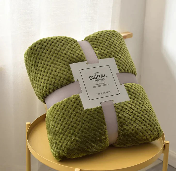 🛋️: Cozy Coral Fleece Sofa Blanket - Plush Comfort Throw with Pineapple Pattern