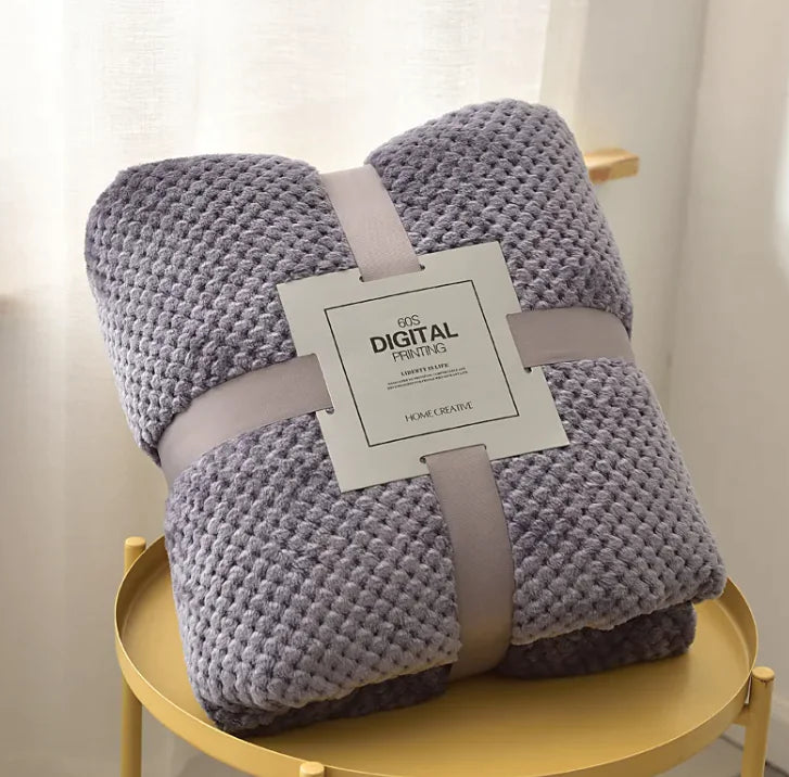 🛋️: Cozy Coral Fleece Sofa Blanket - Plush Comfort Throw with Pineapple Pattern