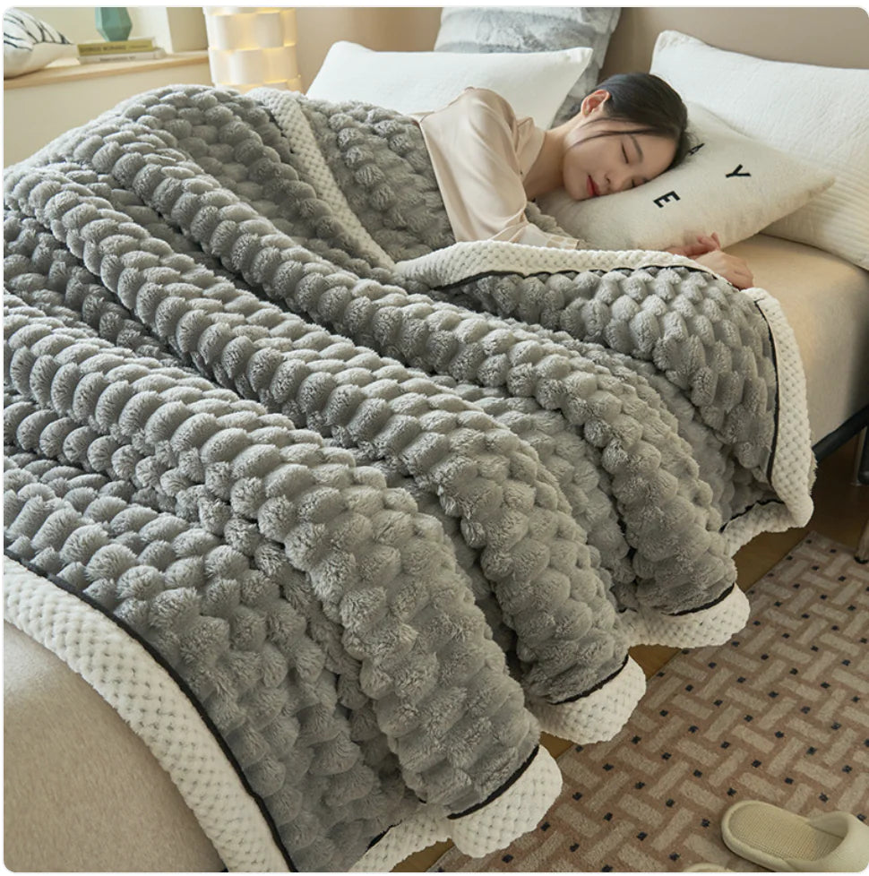 ❄️: Winter Coral Flannel Thermal Blanket - Cozy Warmth for Cold Nights