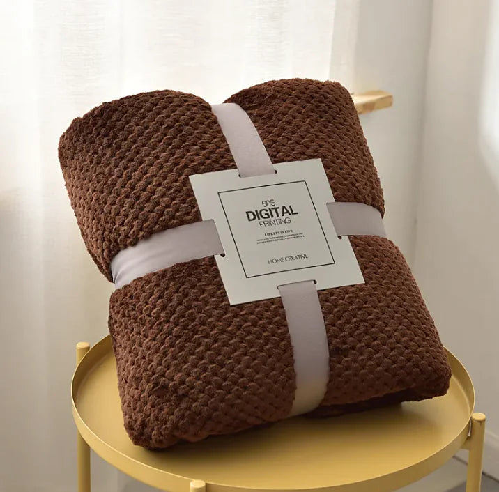 🛋️: Cozy Coral Fleece Sofa Blanket - Plush Comfort Throw with Pineapple Pattern