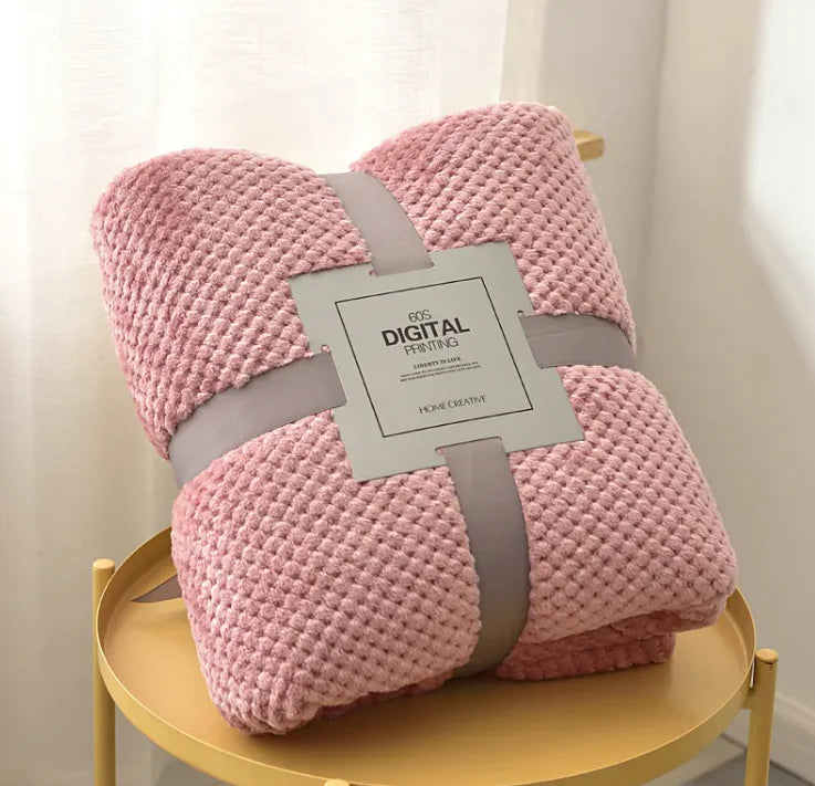 🛋️: Cozy Coral Fleece Sofa Blanket - Plush Comfort Throw with Pineapple Pattern