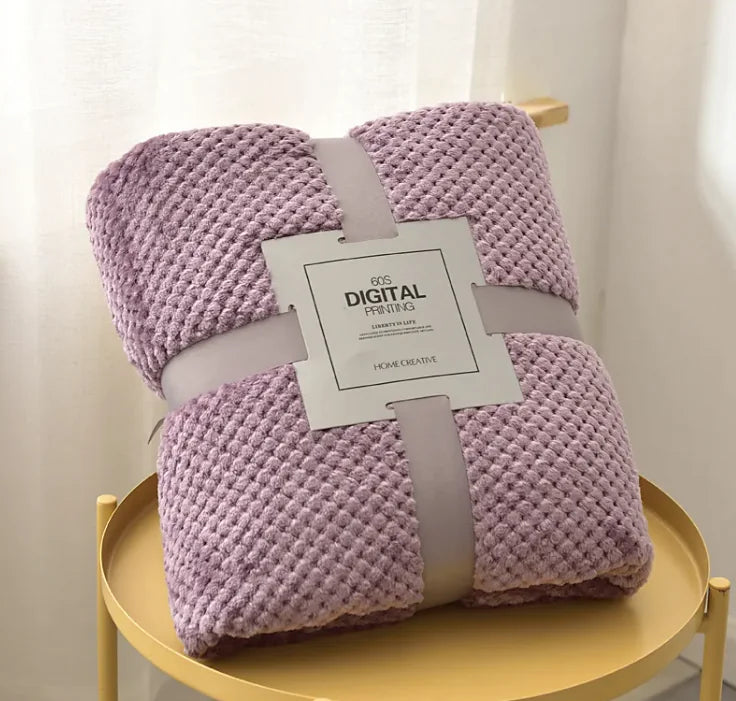🛋️: Cozy Coral Fleece Sofa Blanket - Plush Comfort Throw with Pineapple Pattern