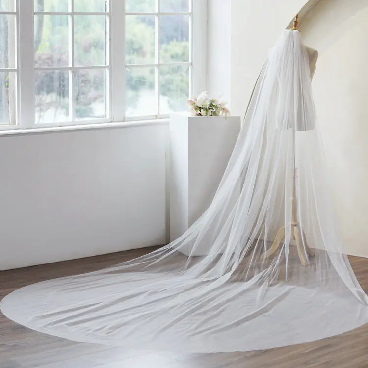 ✨: Single Layer Sparkly Wedding Veil with Long Train - Bridal Elegance
