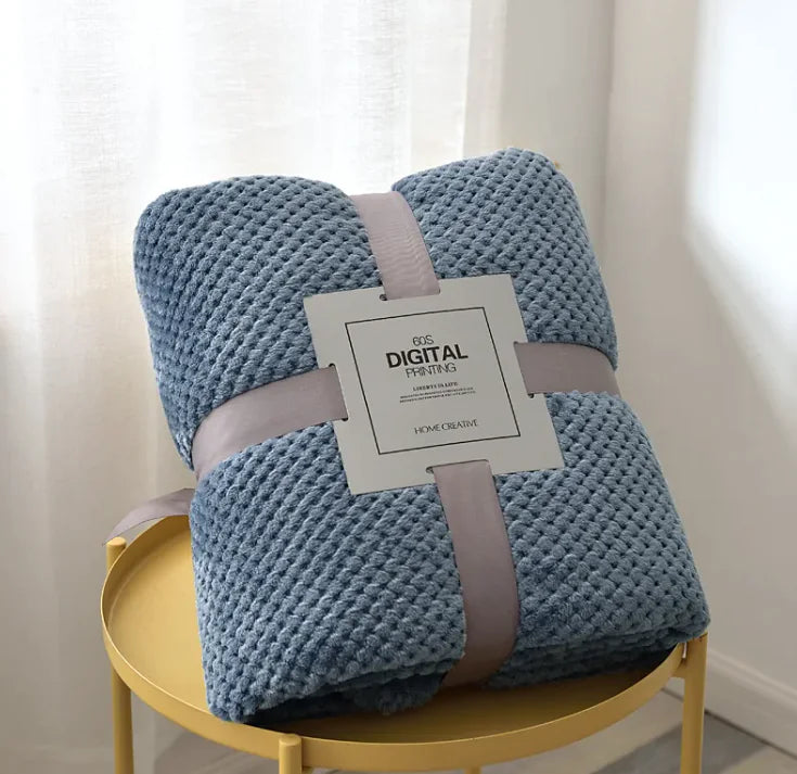 🛋️: Cozy Coral Fleece Sofa Blanket - Plush Comfort Throw with Pineapple Pattern