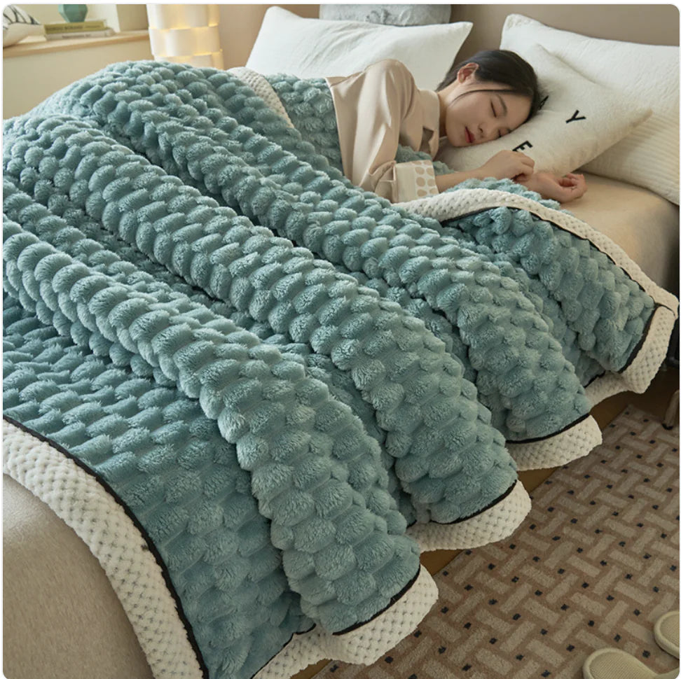 ❄️: Winter Coral Flannel Thermal Blanket - Cozy Warmth for Cold Nights