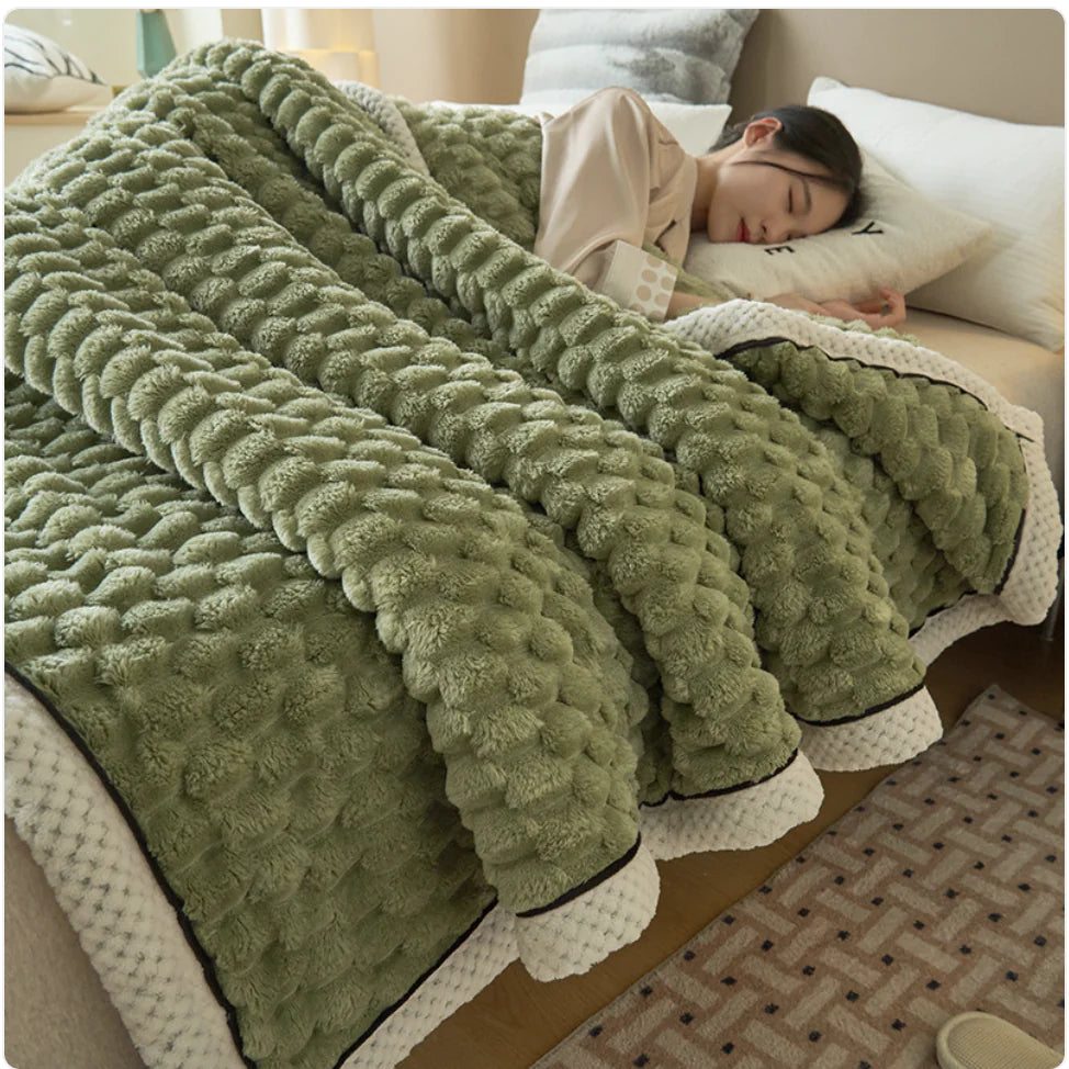 ❄️: Winter Coral Flannel Thermal Blanket - Cozy Warmth for Cold Nights