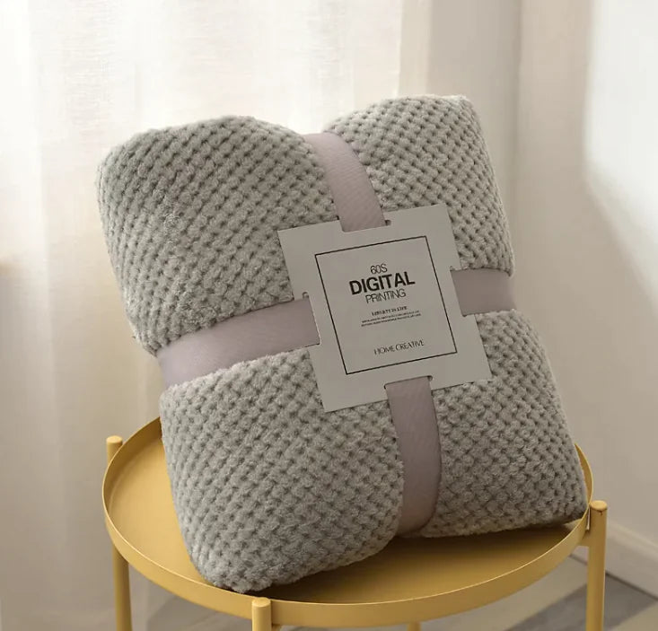 🛋️: Cozy Coral Fleece Sofa Blanket - Plush Comfort Throw with Pineapple Pattern