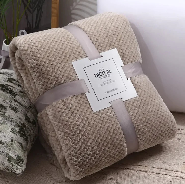 🛋️: Cozy Coral Fleece Sofa Blanket - Plush Comfort Throw with Pineapple Pattern