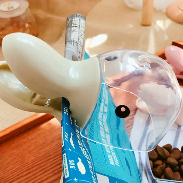 🥄: Pet Food Spoon - Convenient Feeding Scoop with Bag Clip