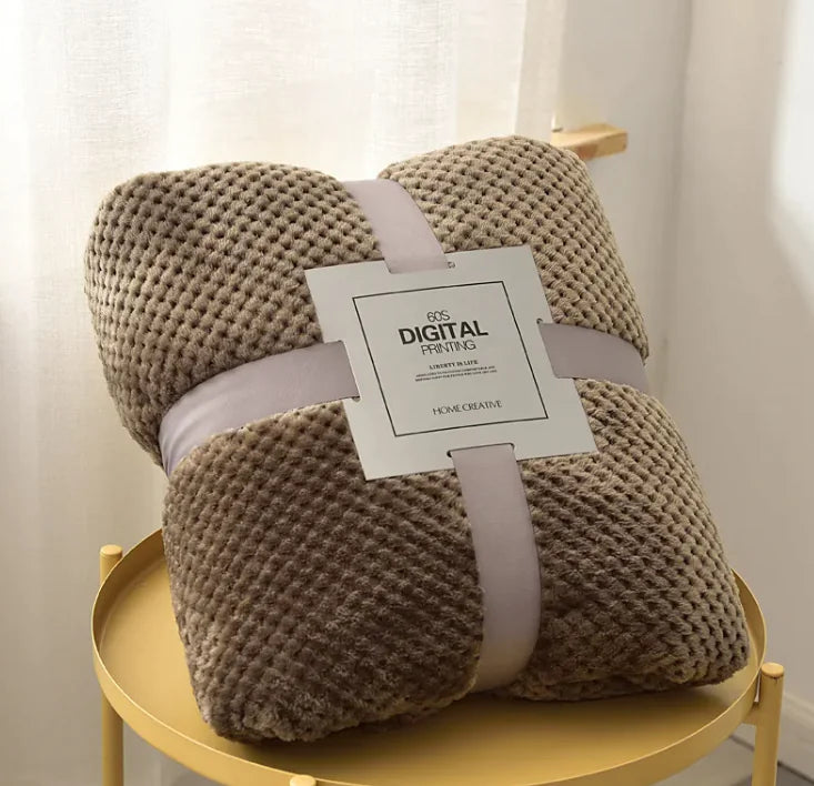 🛋️: Cozy Coral Fleece Sofa Blanket - Plush Comfort Throw with Pineapple Pattern