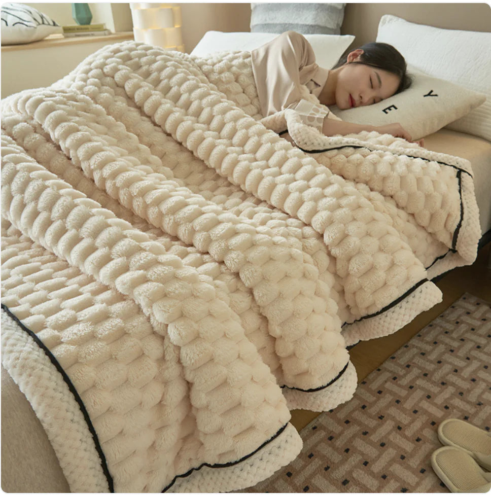 ❄️: Winter Coral Flannel Thermal Blanket - Cozy Warmth for Cold Nights