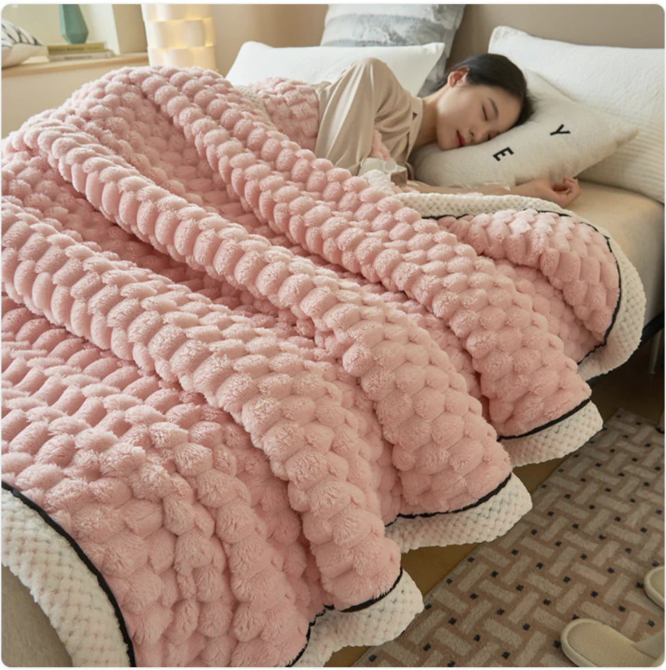 ❄️: Winter Coral Flannel Thermal Blanket - Cozy Warmth for Cold Nights