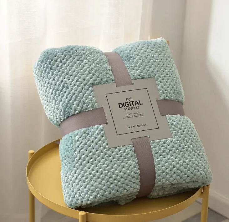🛋️: Cozy Coral Fleece Sofa Blanket - Plush Comfort Throw with Pineapple Pattern