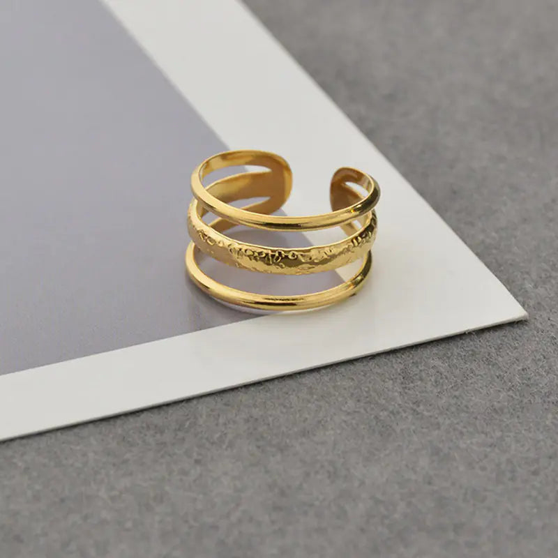 💎: Adjustable Retro Three-Line Embossed Titanium Steel Ring - Vintage Style