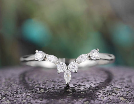 💍: V-Shaped Horse Eye Zircon Geometric Ring - Modern Statement Jewelry