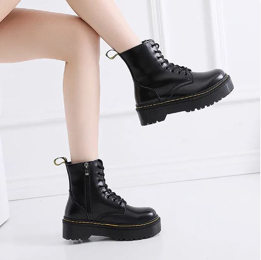 🥾: Lace-Up Motorcycle Boots
