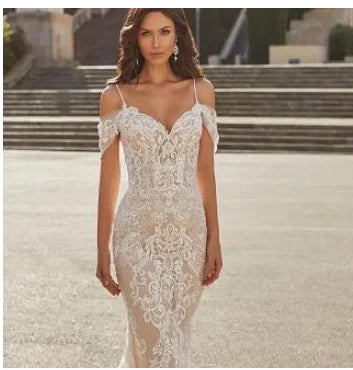 👰: Elegant Tulle Boat Neck High Side Slit Bridal Gown