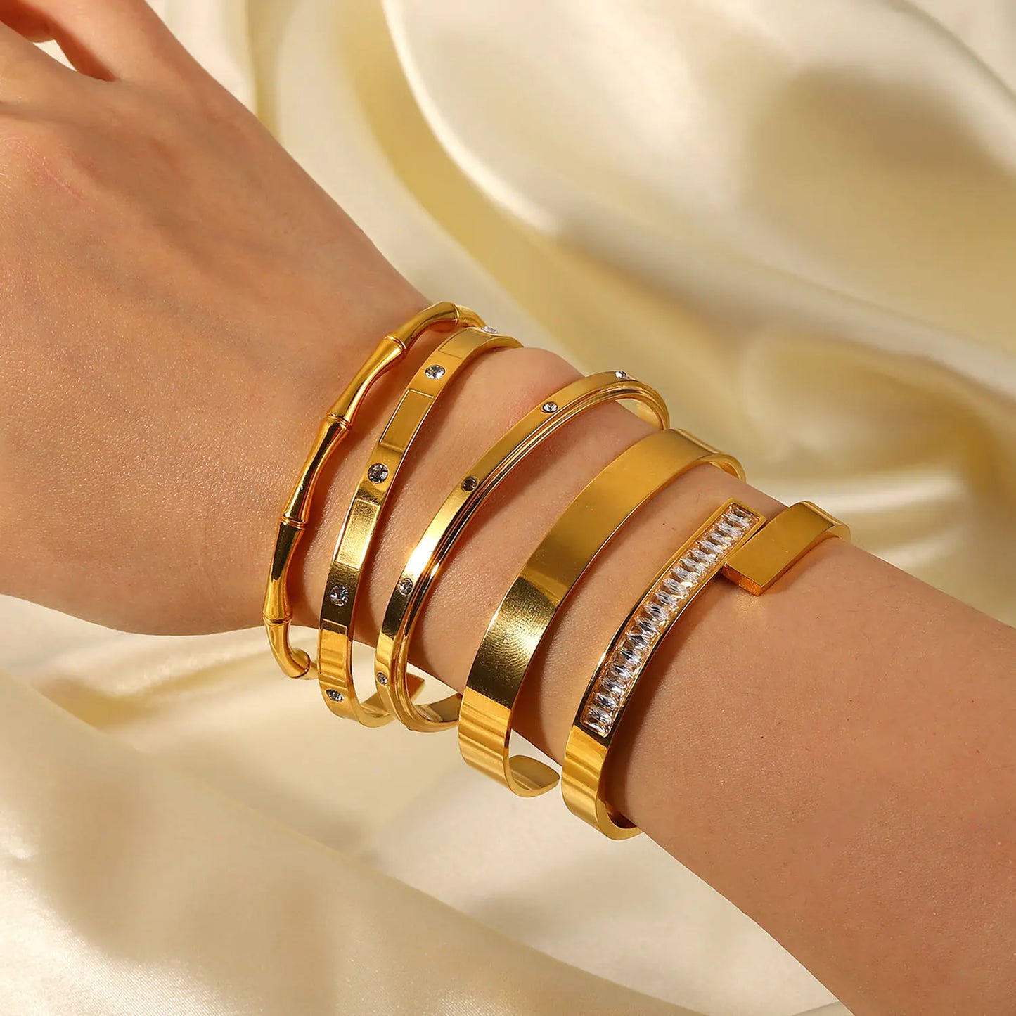 🔵: Vintage Stainless Steel Bracelet - Timeless Women's Fashion Jewelry