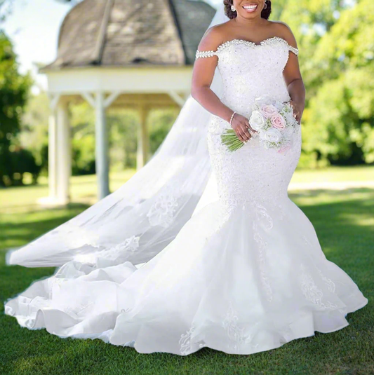 👰: Plus Size Mermaid Wedding Dress - Crystal Beaded Bridal Gown