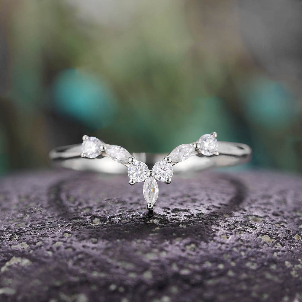 💍: V-Shaped Horse Eye Zircon Geometric Ring - Modern Statement Jewelry